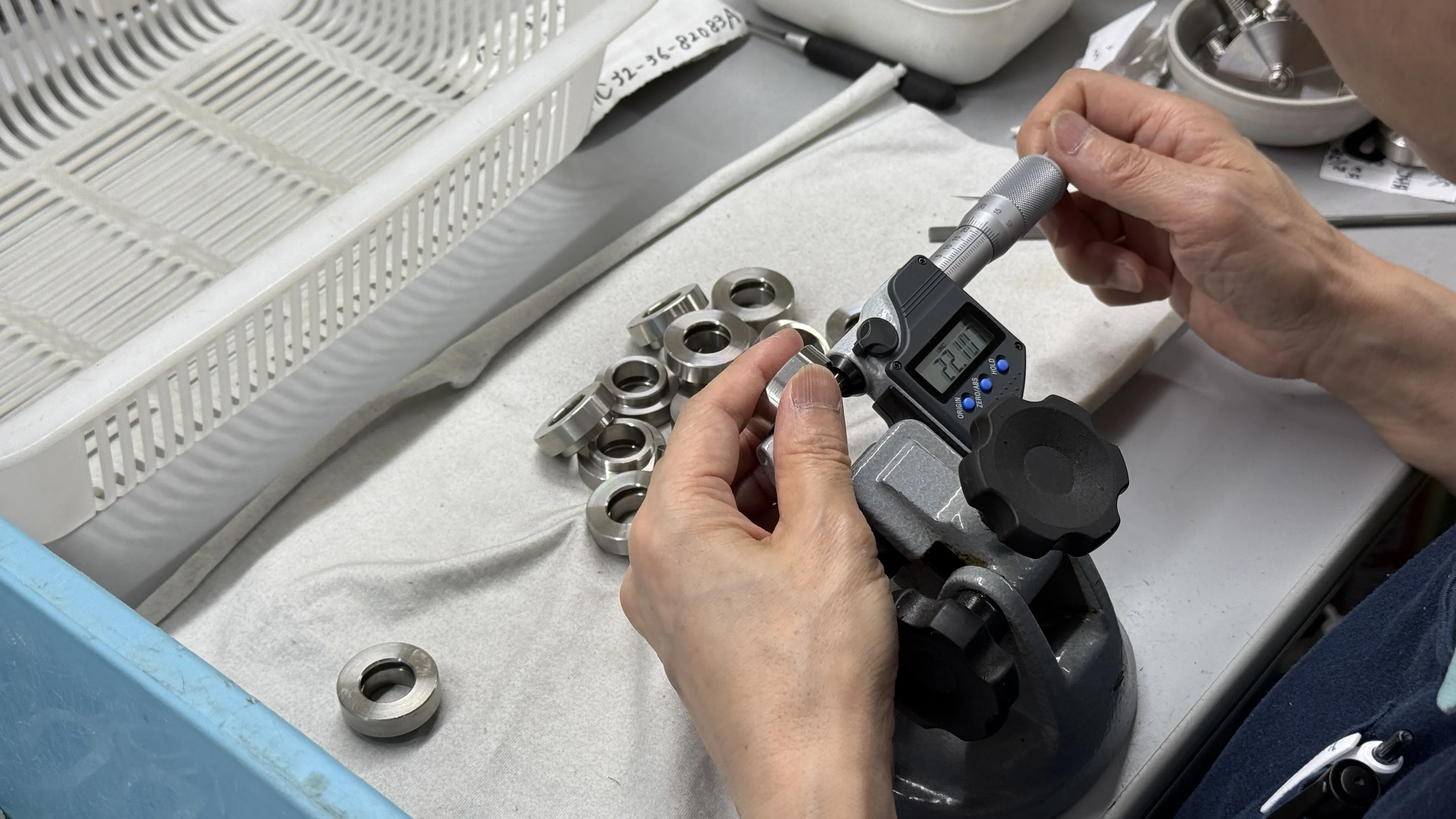 精密NC旋盤加工の様子